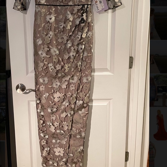 1/4 sleeve gown - Picture 4 of 4